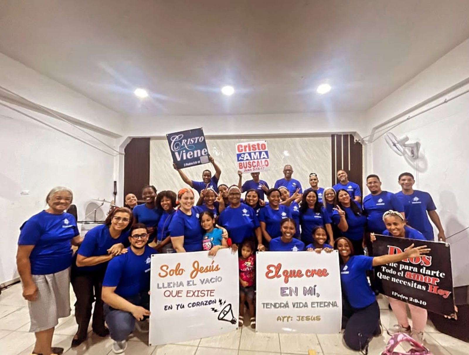 Congregación de IEMADS adorando juntos