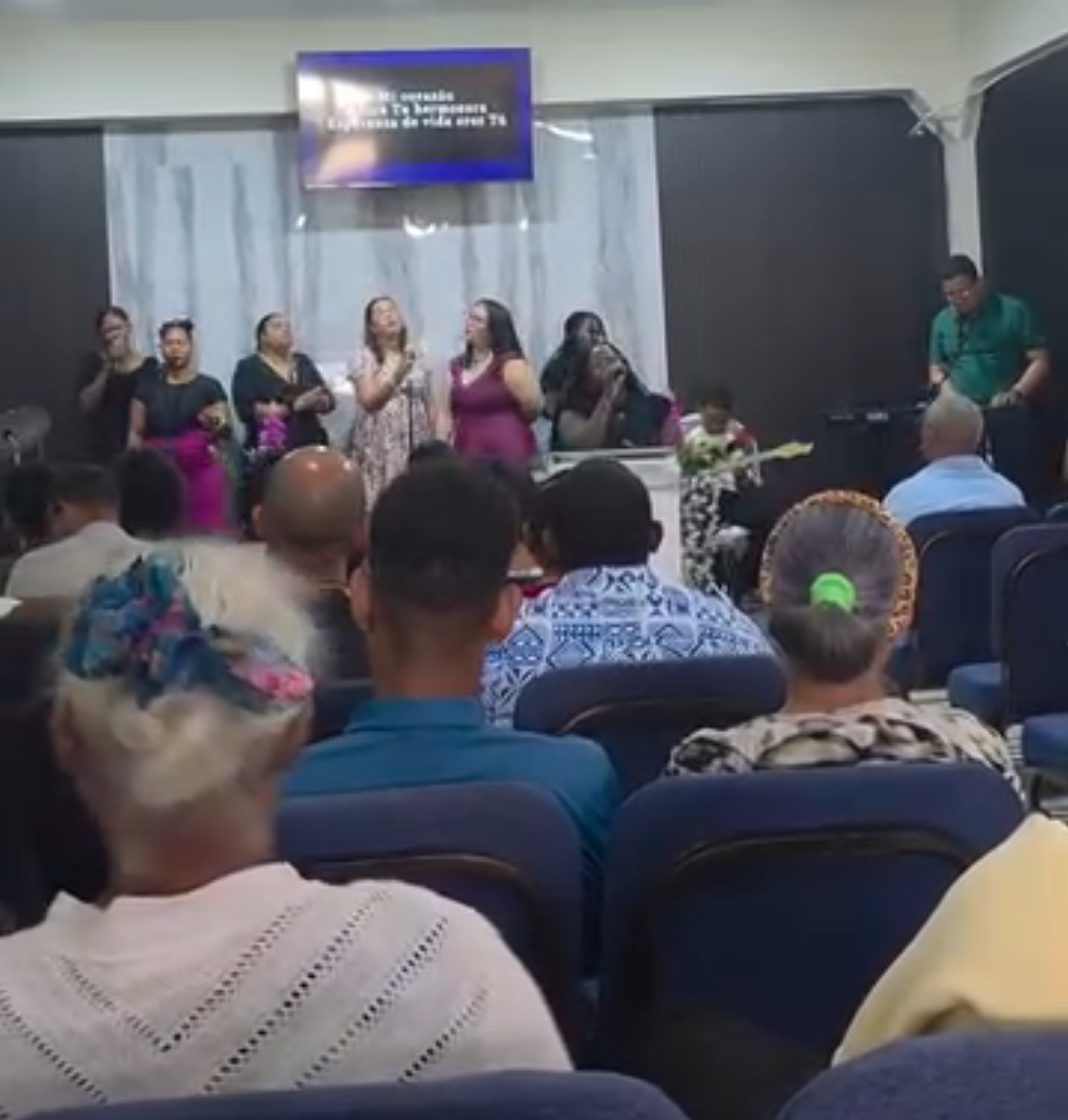 Comunidad de IEMADS reunida en oración